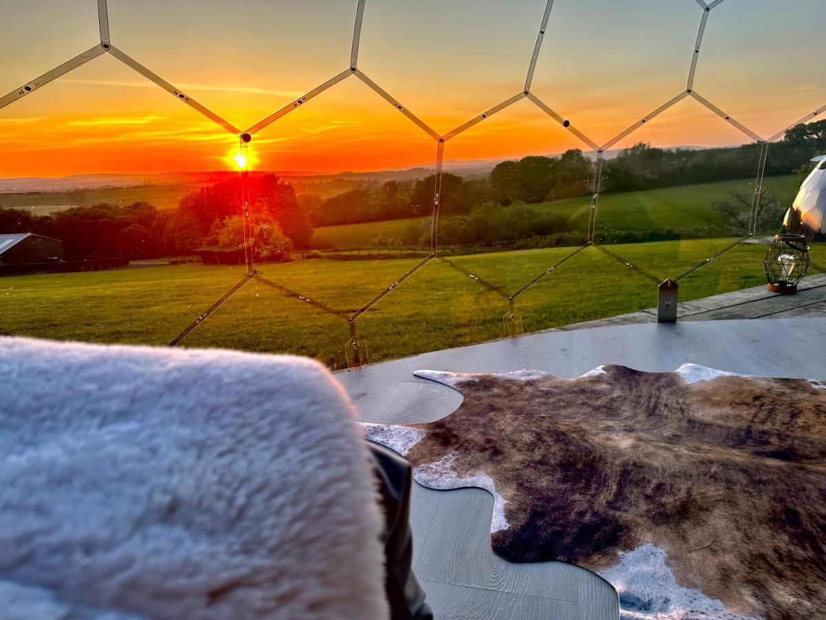 Deerstone Glamping-Pinhaw Beacon Dome Hot Tub Hotel Earby Bagian luar foto