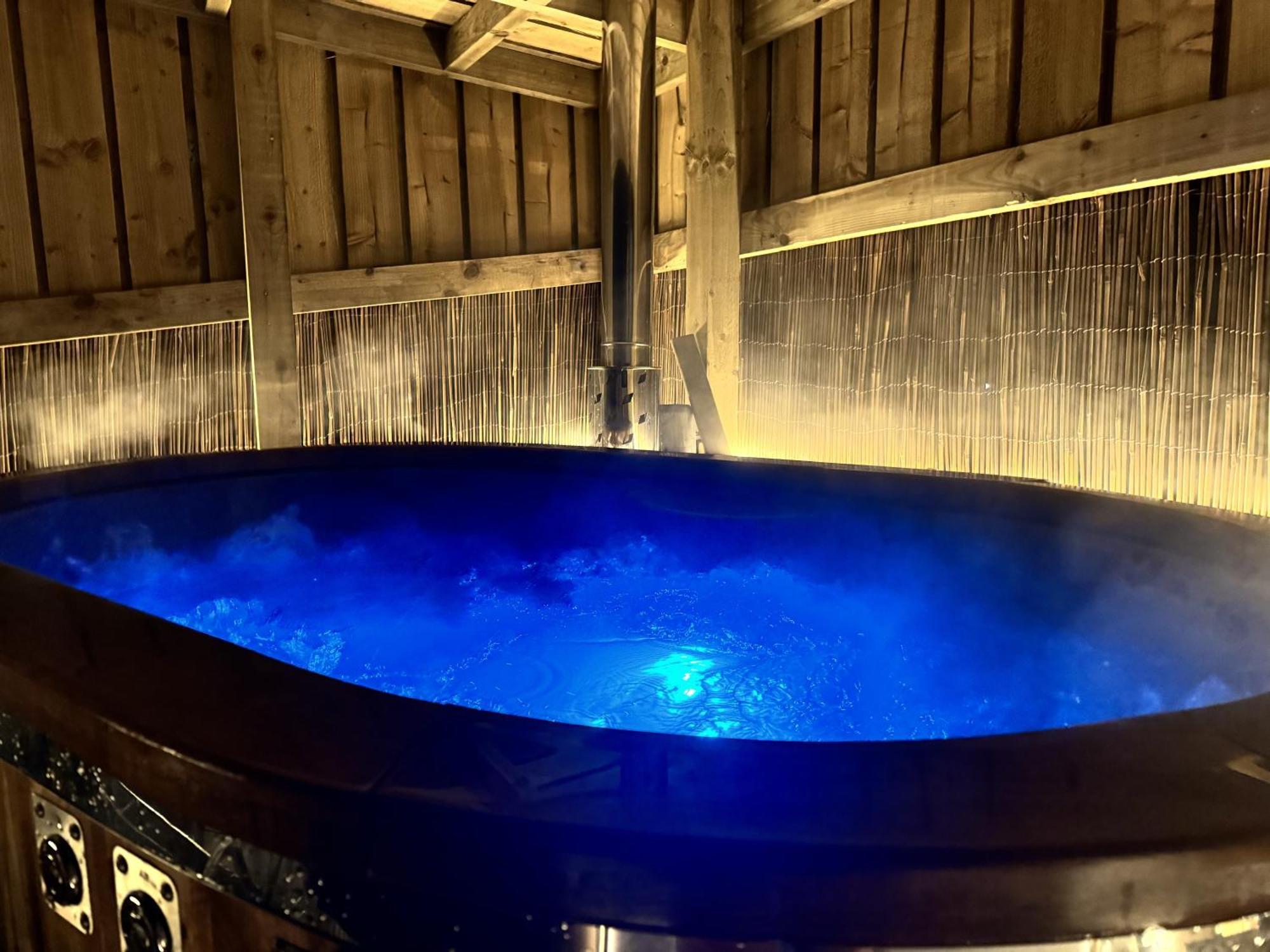 Deerstone Glamping-Pinhaw Beacon Dome Hot Tub Hotel Earby Bagian luar foto